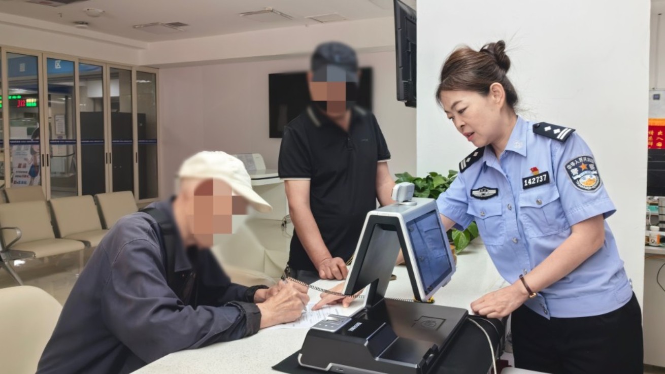 新疆阿克苏市公安局出入境管理大队：绿色通道践行便民初心 温情服务守护桑榆晚景