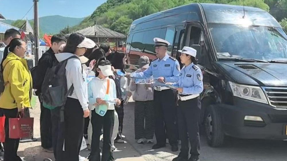 冰城交管部门开展常态化静态交通秩序专项宣传活动