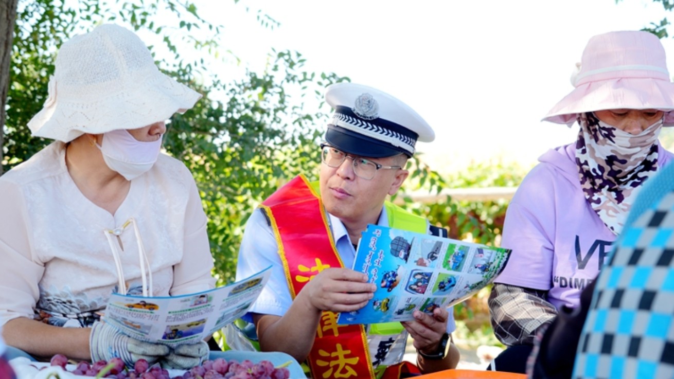 葡萄园里话安全，新疆霍城县公安局交警的“甜蜜守护”