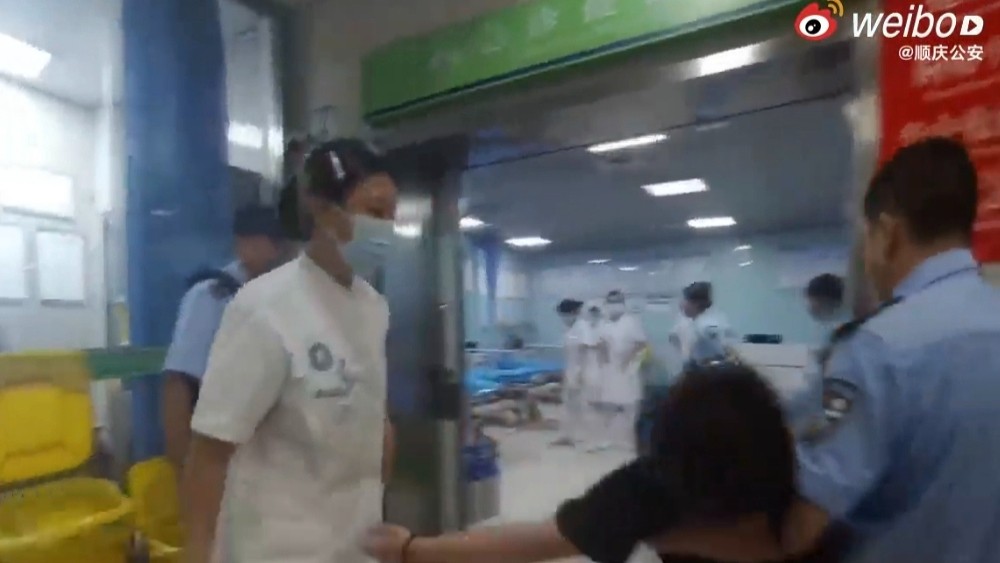 七楼飞奔，生死营救！看民警如何跑赢“死神”