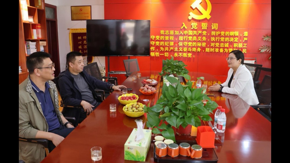 金秋送暖 致敬师恩 河南省南阳市内乡县法院开展教师节走访慰问活动