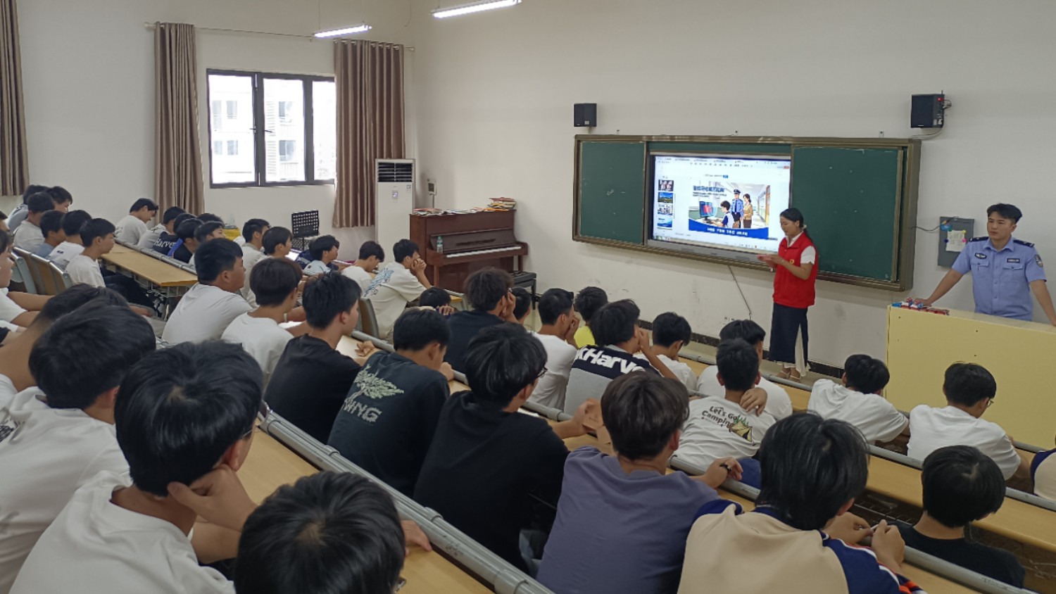 筑牢校园安全防线 万载康乐派出所联合社区开展安全宣讲进校园