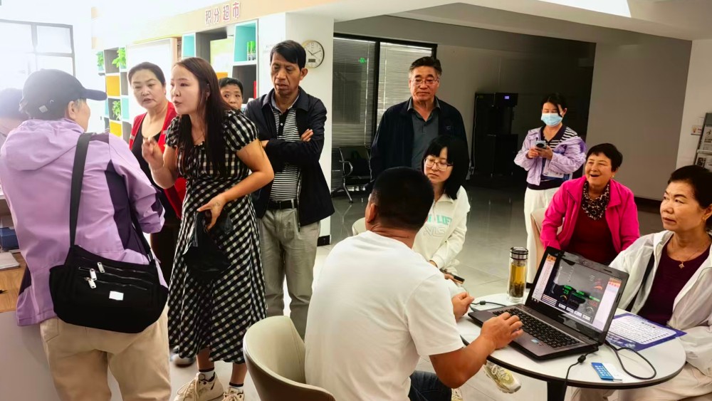 银川市金凤区海珀兰轩社区：义诊惠民进万家 反诈防骗护平安