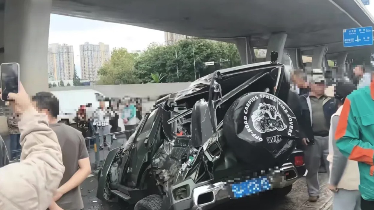 四川成都一越野车从金丰高架坠落，热心市民合力扶正车辆；警方回应：事故属实，正在调查