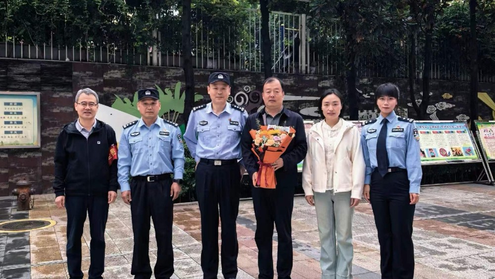 鲜花送祝福 警心护成长