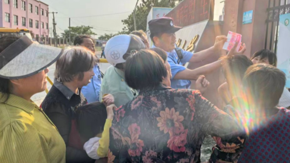 泗县民警赶大集进商铺，手把手教群众识别假币
