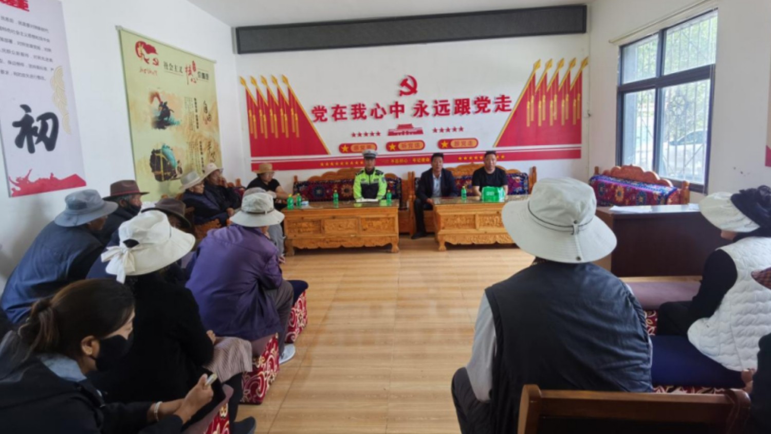 夜色搭讲台 安全润民心——稻城公安“平安夜校”点亮高原乡村平安出行路