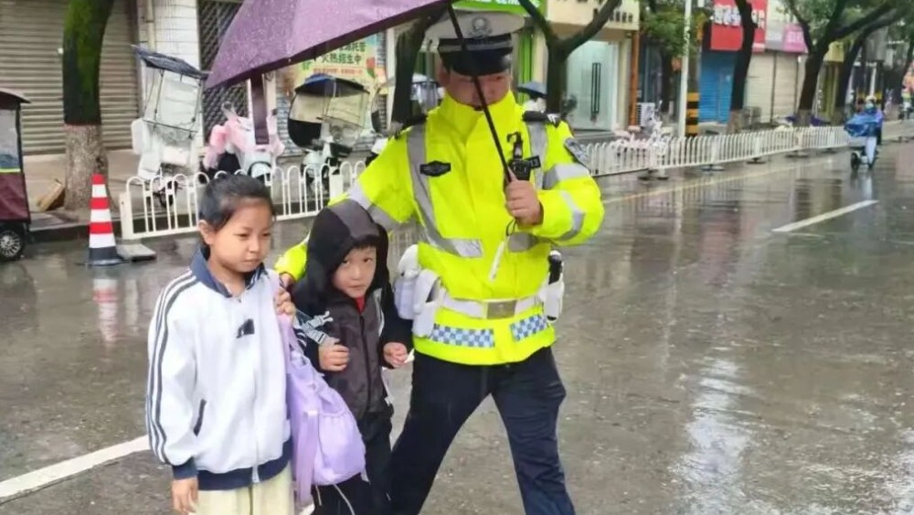 周至公安民辅警雨中全力守护辖区平安稳定