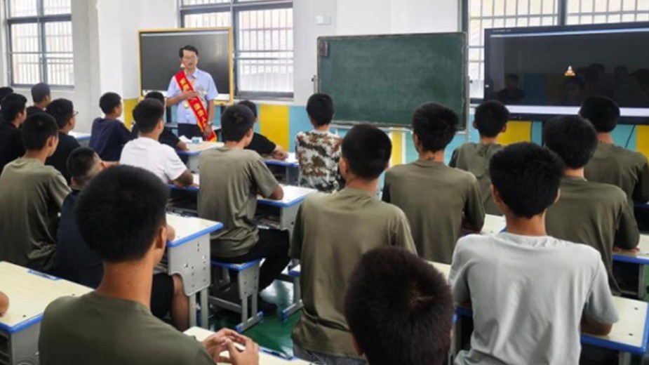 安徽省“年度法治人物”送法宣讲走进泗县第六中学