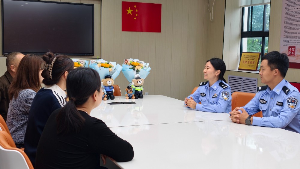 西安鄠邑分局五竹派出所开展教师节走访慰问暨警校共治座谈活动