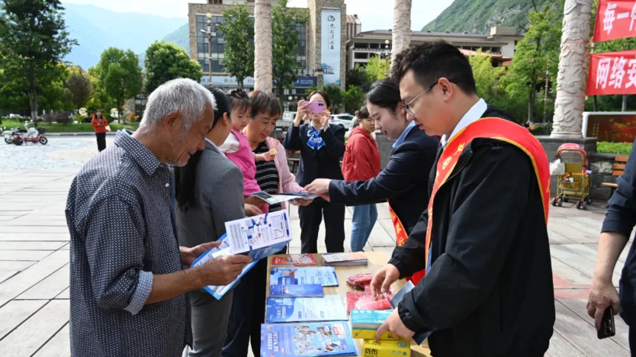 九寨沟县开展2026年国家网络安全宣传周暨网络举报辟谣集中宣传活动