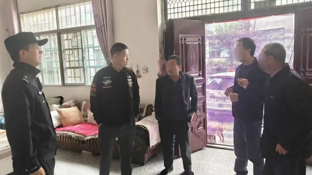 一场因落叶引发的邻里风波