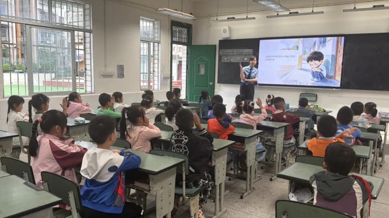 法治班主任进课堂——检察干警向一年级新生讲防校园欺凌