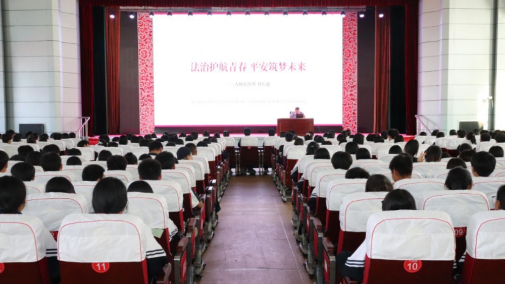 以法为盾 护航青春！法治副校长进校园“警”彩开讲