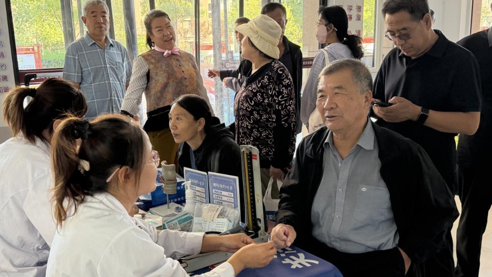 银川市金凤区双福社区：义诊反诈齐发力 织密安全“防护网”