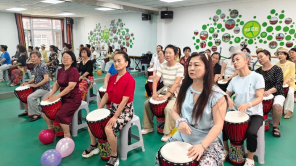 吴忠市利通区材机社区：鼓点激扬奏响最美夕阳乐 睦邻同频共谱社区幸福曲