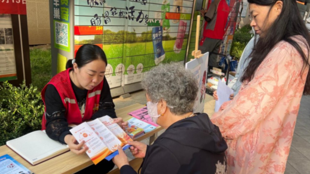 银川市金凤区阅海湾社区 ：流动桌前移一线解民忧 救助策直达群众暖民心