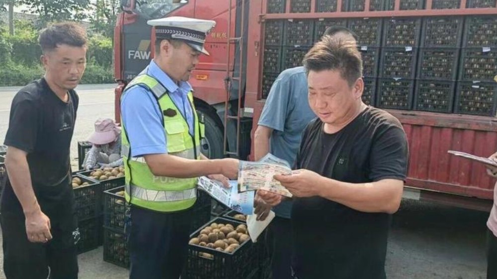 眉县公安：采摘正当时 夜巡护丰收