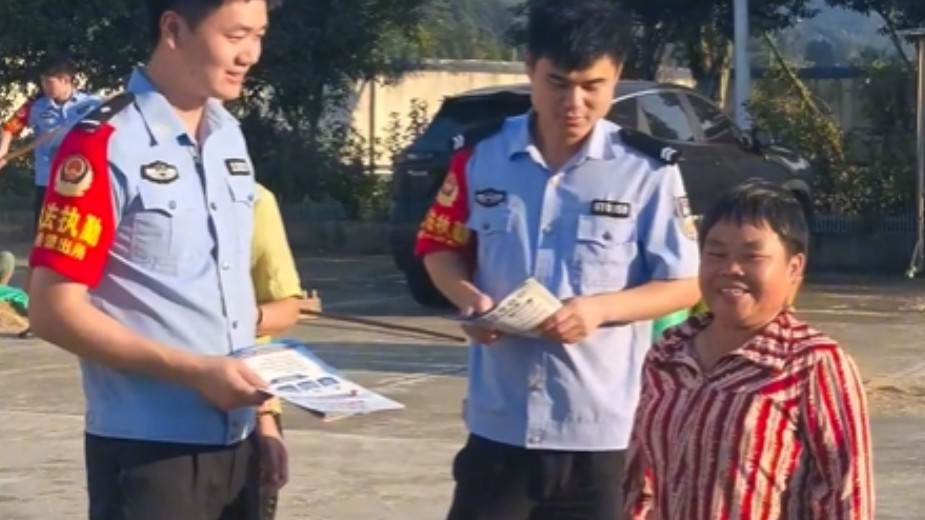 金灿灿的稻谷铺满派出所大院 晒的是粮，暖的是心