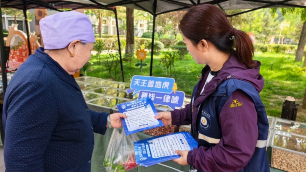 银川市金凤区景湖社区：反诈宣传进市集 守好群众“钱袋子”