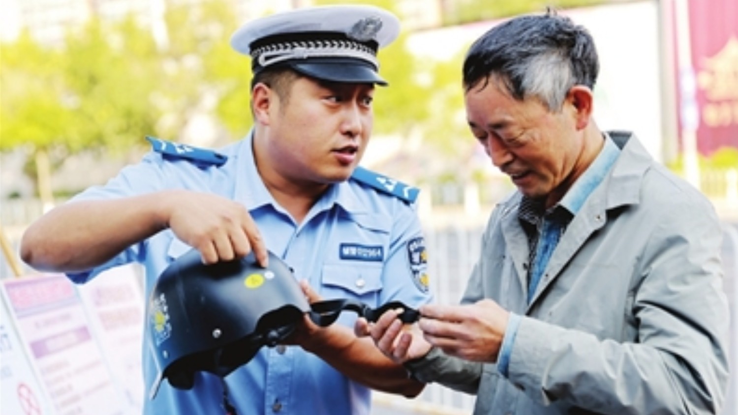 严管骑行秩序 劝导入脑入心