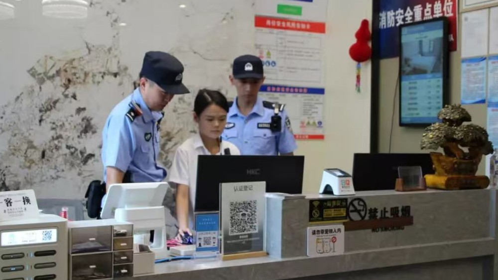 冰城公安逐户走访民宿电竞酒店，严肃整治无证入住、一人登记多人入住