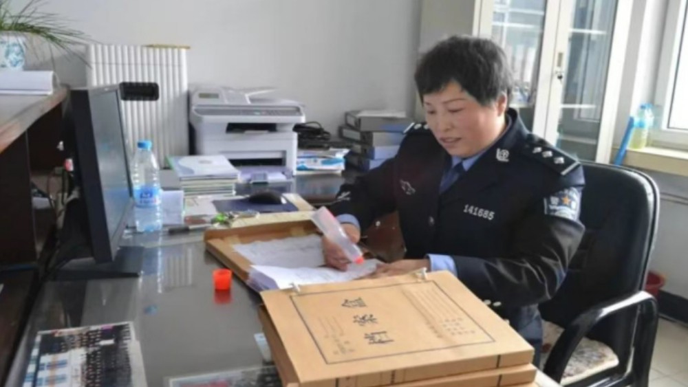 她，如高山杜鹃般傲雪绽放
