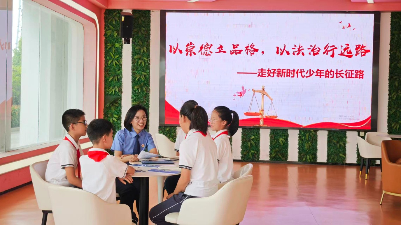 南京江北新区检察院法治副校长“组团”进校园“开讲”