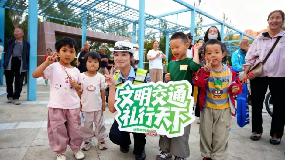 村晚烟火漫秋夜 安全宣教入乡邻