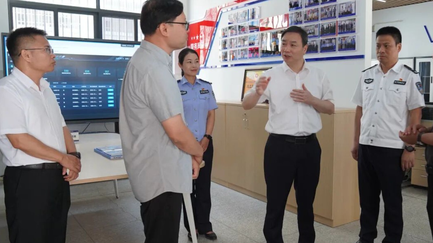 赣州市政府副市长提名人选，赣州市公安局党委书记、局长万海峰在赣州市第十一中学调研
