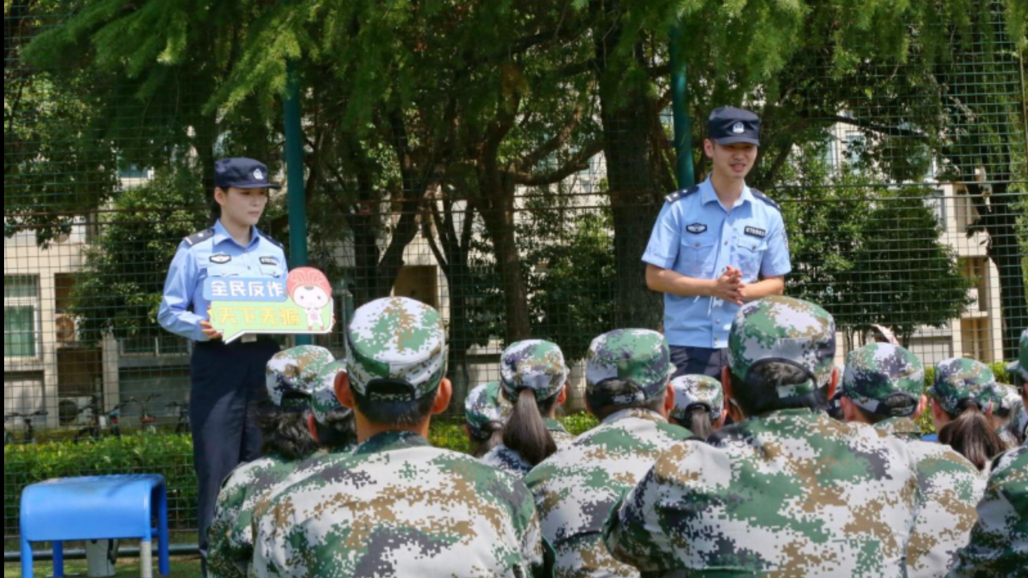 安徽马鞍山：军训普法护青春