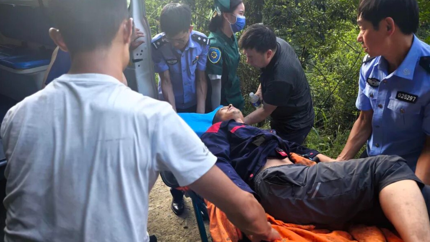 九江都昌公安深山紧急救援，警民合力转移坠树重伤游客