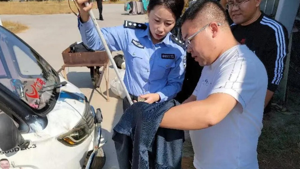 衣服上的轮胎痕迹、散落的酒箱，这位女交警在现场“抠”出真相