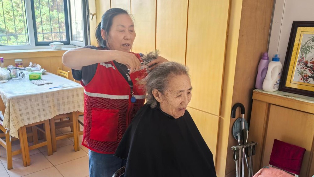 银川市金凤区锦绣苑社区：石榴花开情暖夕阳 管家联动服务上门
