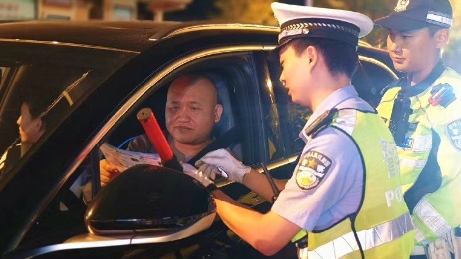克拉玛依交警开展夜间统一夜查专项行动