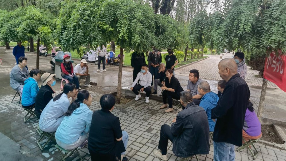 银川市金凤区清馨苑社区：流动办公桌搬到楼下 连心桥架到家门口