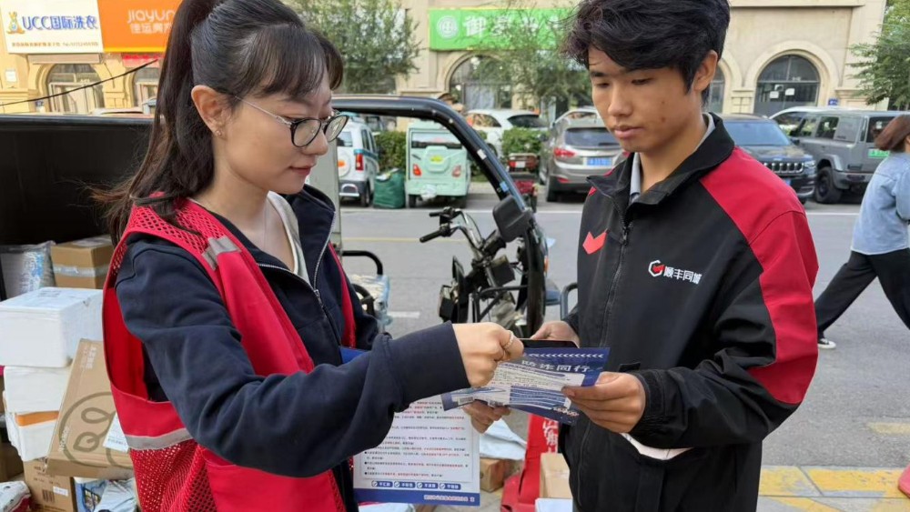 银川市金凤区阅海湾社区：快递小哥变身普法骑手 法治宣传飞入百姓人家