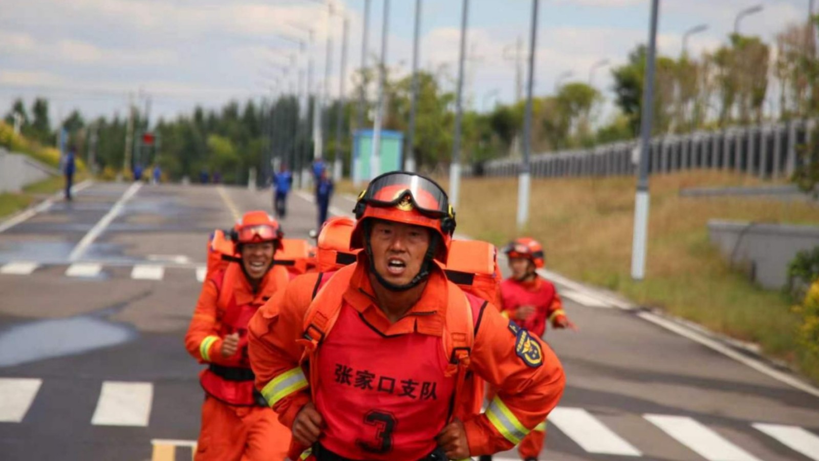 “铁峰，好样的！”