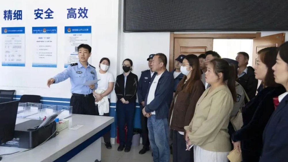 警营敞开零距离 警民同心话平安