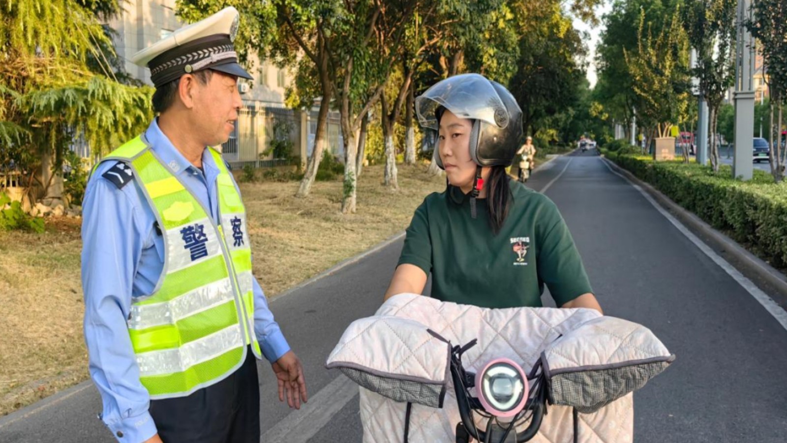 安徽省泗县交警在路口和行人面对面话安全
