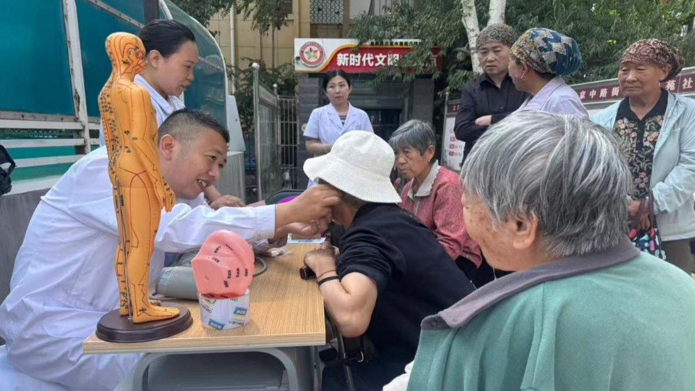银川市金凤区锦绣苑社区：医疗服务零距离守护 康养服务温暖银龄晚年