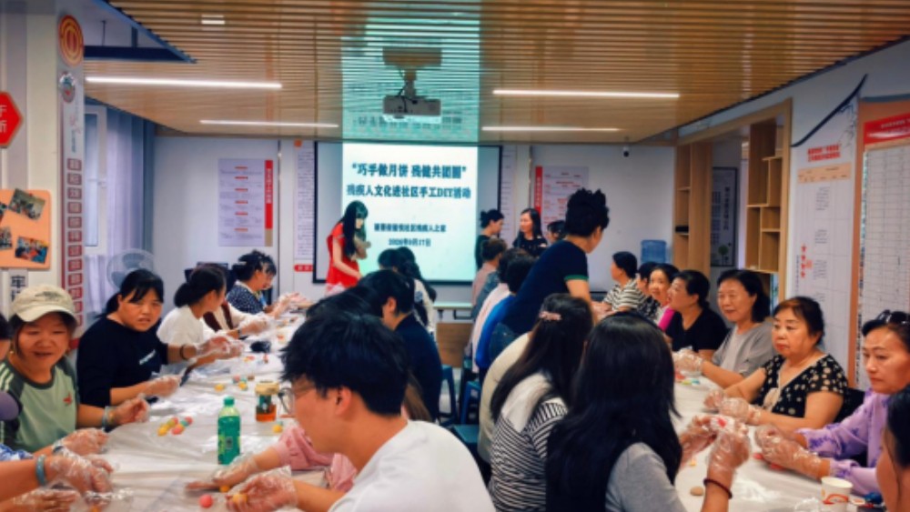 银川市兴庆区玺悦社区：巧手做月饼 残健共团圆