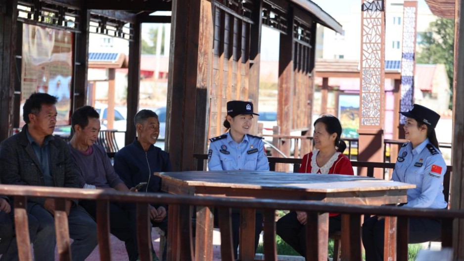 新疆阿勒泰：入户拉家常 警民心连心