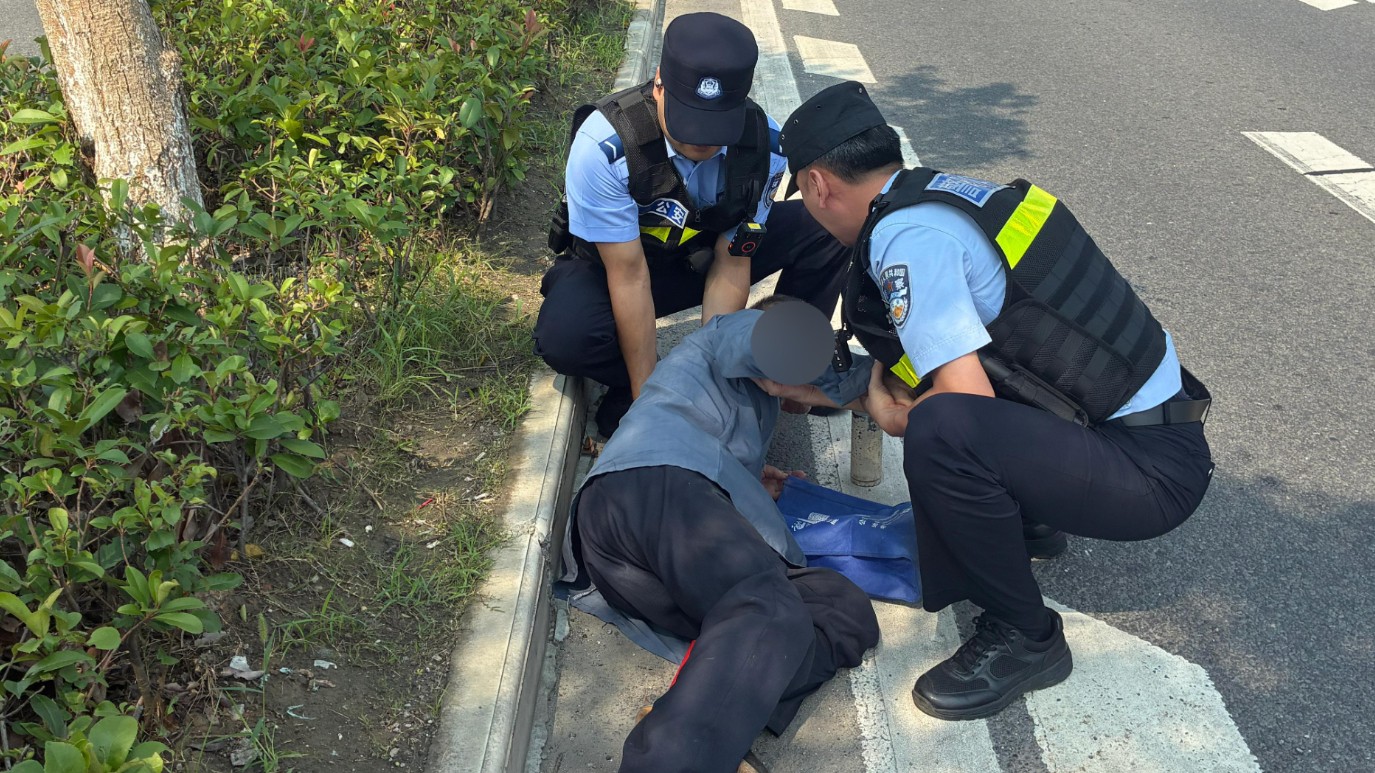 八旬老人路边意外摔倒 民警暖心救助解危