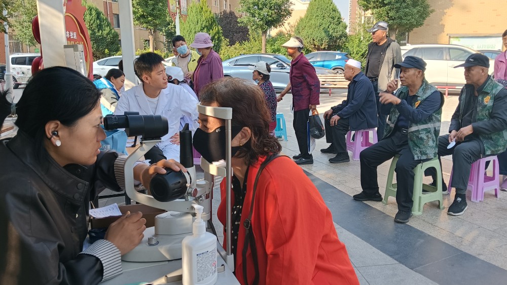 银川市金凤区银丰社区：老兵化身先锋助治理 义诊送健康续芳华