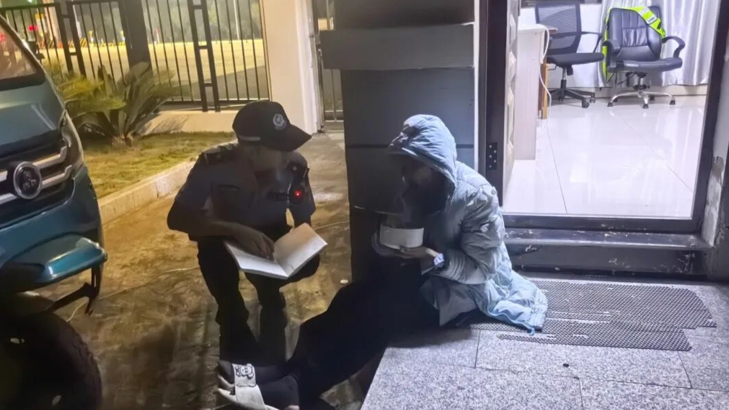 骑行77公里迷路流落高速口 九江市彭泽县民警护送八旬老人平安归家