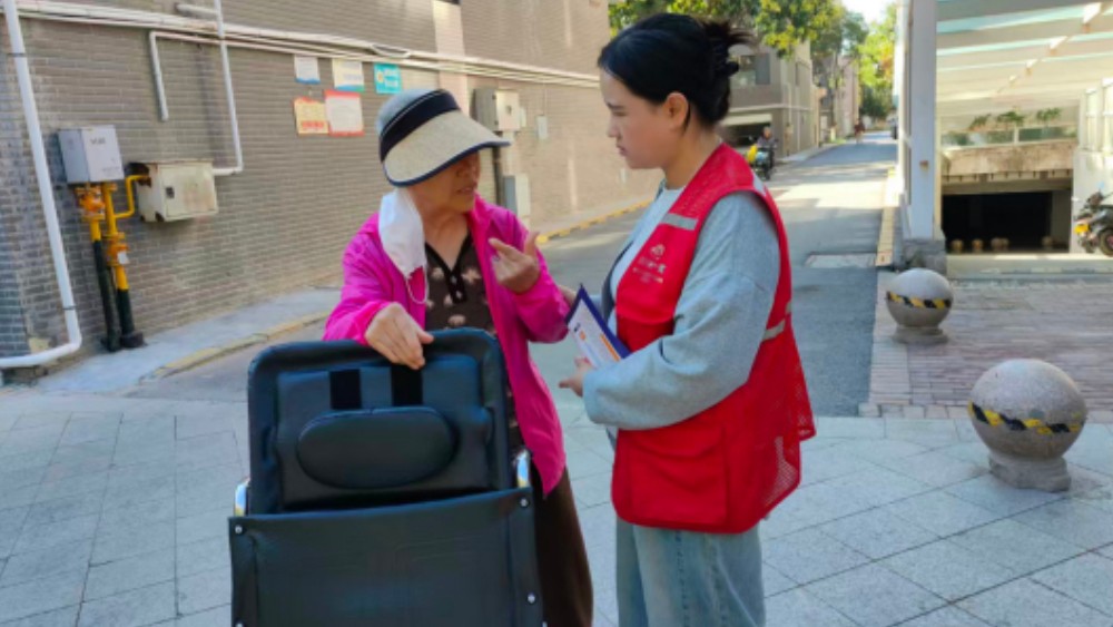 银川市兴庆区泰和社区：网格走访面对面 换证答疑暖人心
