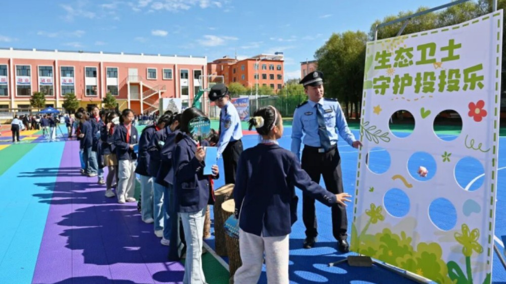 藏蓝护航成长 童心守护青山