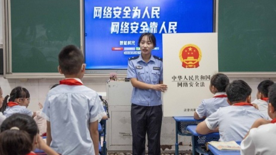 网络安全宣传周：民警进社区进校园讲安全