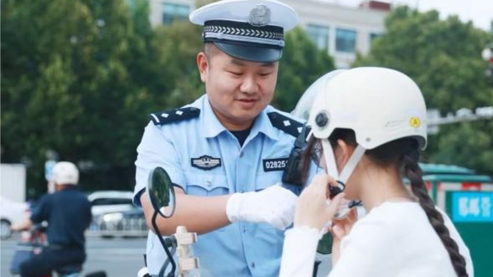 邢台交警街头开展安全头盔佩戴示范教学 筑牢出行安全防线